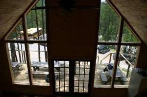 bigwindow Raft One bunkhouse: View to the outside through the glass front.